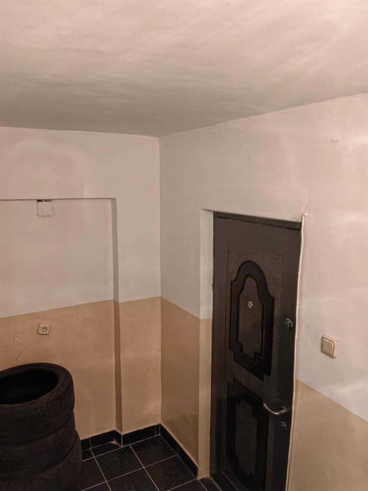 Garsoniera in Onesti, zona de jos, situata la parter .