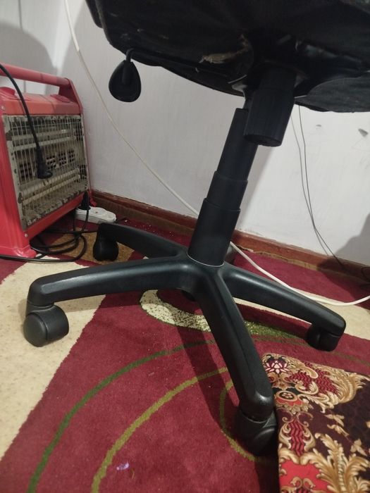 Kreslo sotiladi rabochi,