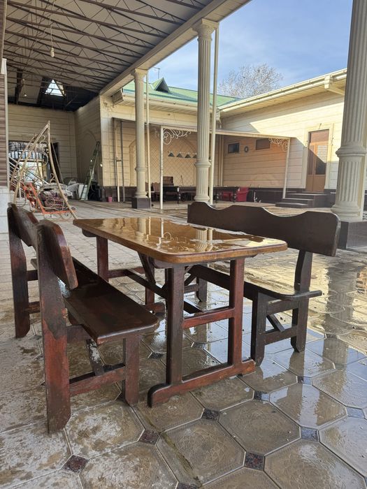 Стол стул сотилади деревянный.