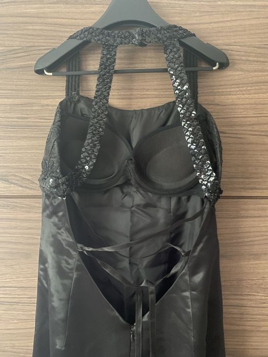 Сатенена черна рокля