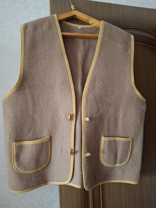 Новая женская без рукавка  из верблюжьей шерсти
