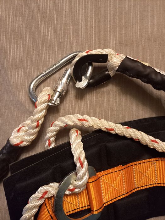 Предпазни колани при висене