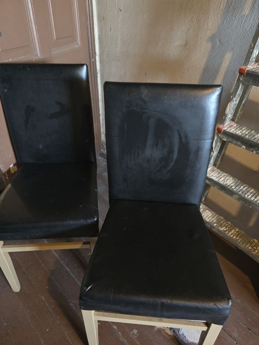 Два броя трапезни стола