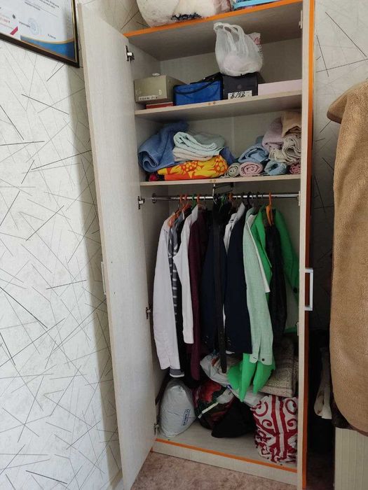 продаю двухъярусный кровать и шкаф для одежда вместе