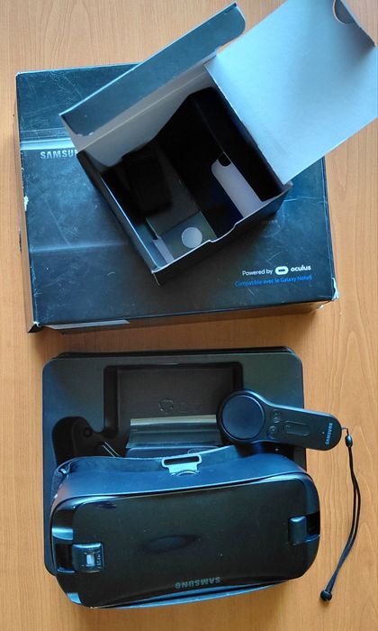 Ochelari Samsung GEAR VR cu controler