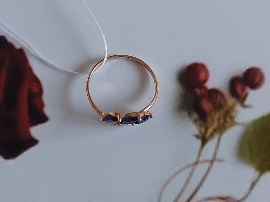 Золотое кольцо с сапфирами