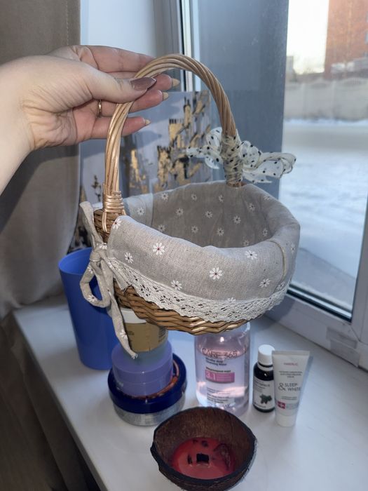 Корзинка и набор косметики