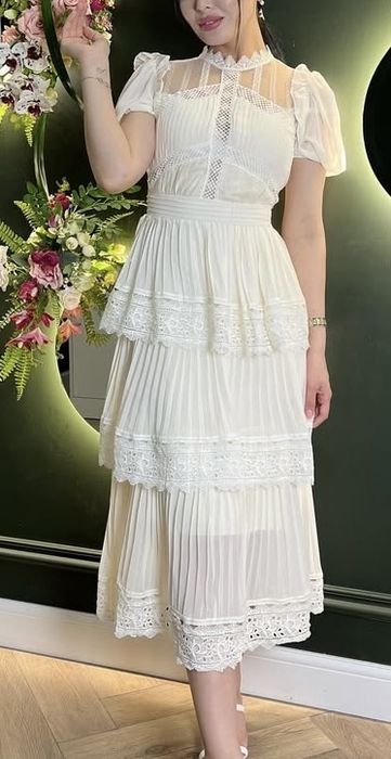 Женское кремовое платье