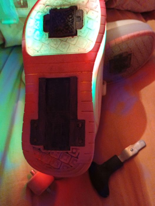 Vând încălțăminte cu roti, cu luminițe