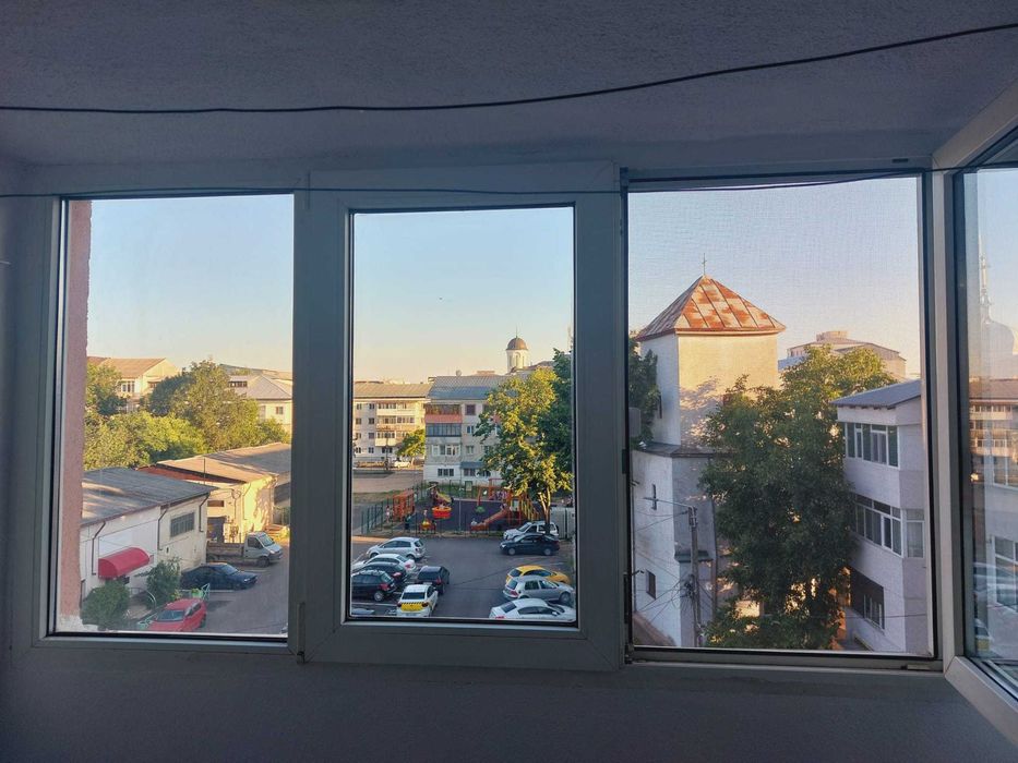 Inchiriez apartament 2 camere.