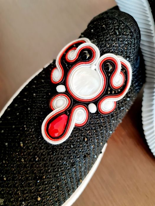 Balerini negri cu aplicații handmade