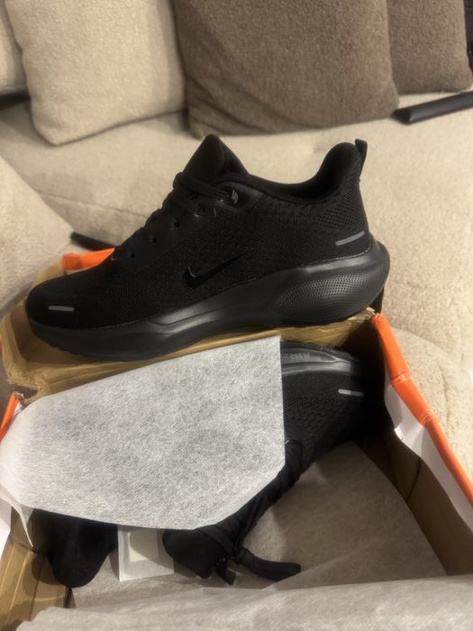 Продам кроссовки NIKE