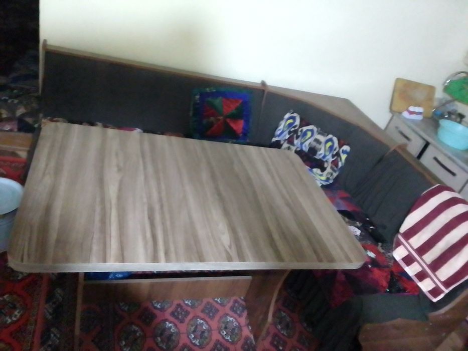 Ugolok sotiladi oshxonaga chiroyli turadi