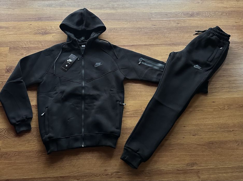 Мъжки,ватиран,черен екип Nike с активен,заден джоб на долнището