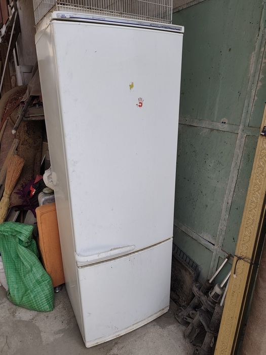 Продаются  два холодильника ЗИЛ и атлант смотрите фото.