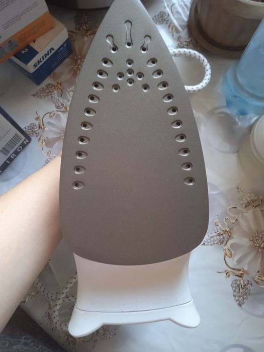 Утюг Binatone мощность 1400 Вт.