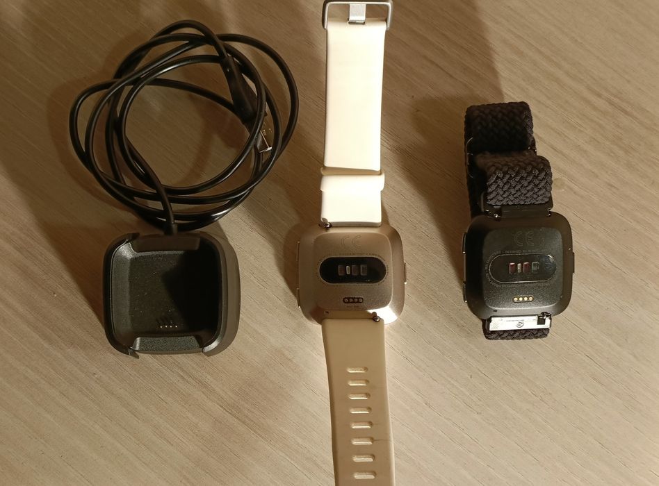2x Fitbit Versa 1 (FitbitPay/Simplu)