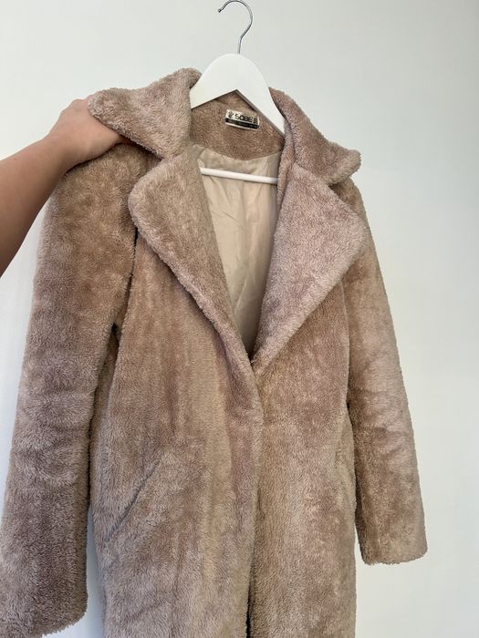 Пухкаво дамско бежаво палто