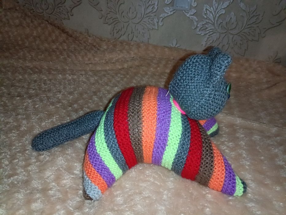 Игрушки ручной работы, брелоки, ёлочные украшения, вязаные из пряжи.