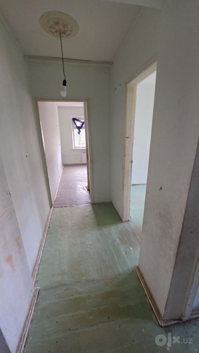 Srochna Mikrarayonda 2 xonalik uy sotiladi.