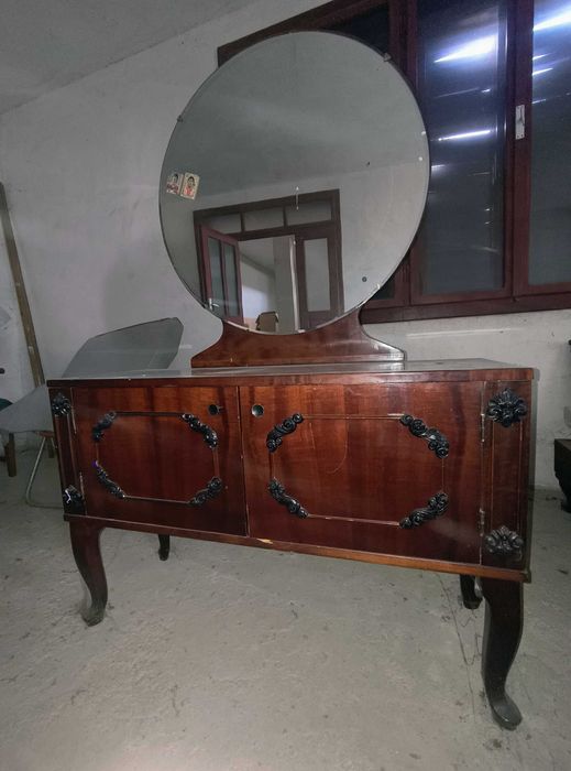 Stâlp pentru balustradă și o masă de toaletă.