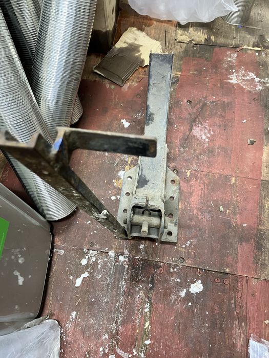 Толпивный бак с кронштейнами