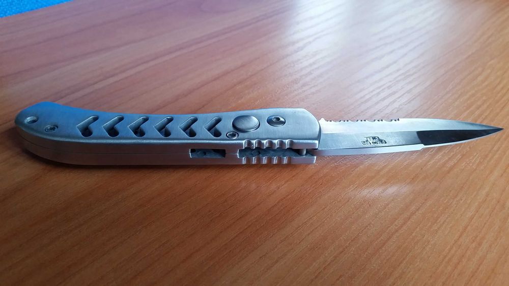 Нов оригинален сгъваем джобен нож тип флипер - Перфектен за подарък!