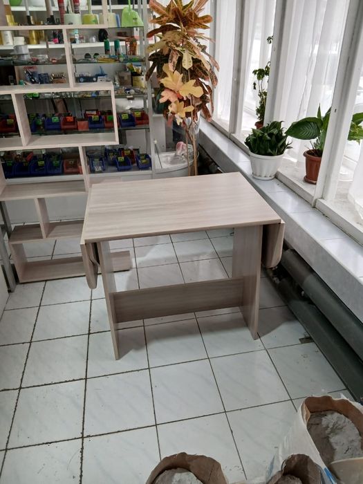 Продам кухонный стол