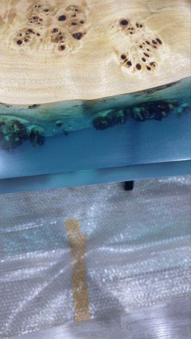 Маса със епоксидна смола цвят тьуркоаз със uv защита и дърво