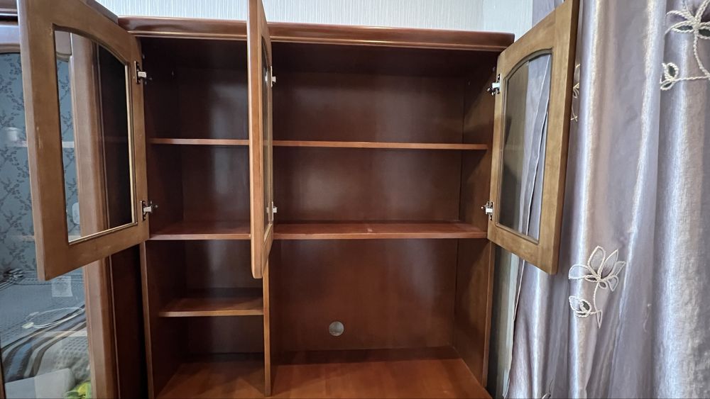 Компьютерный стол с полками