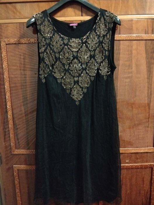 • Rochie neagră elegantă Indiska, cu broderie aurie/argintie, mărimea M