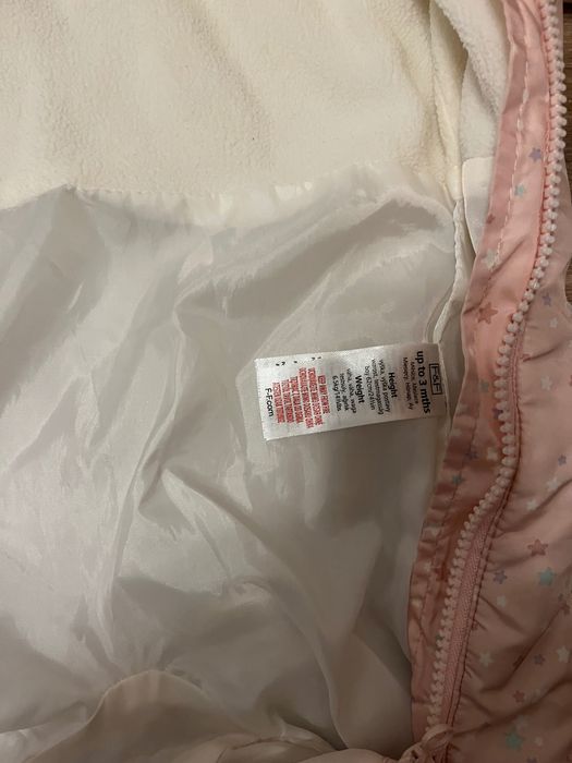 Combinezon roz cu botoșei integrați pana la 3 luni