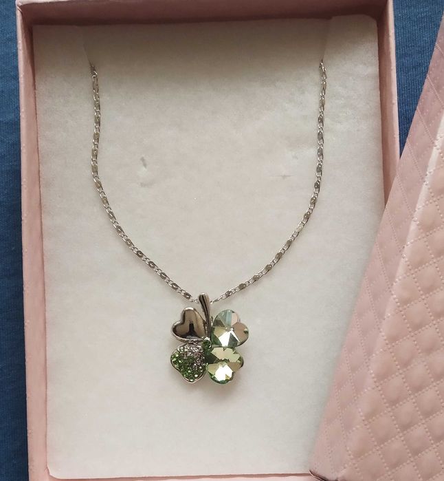 Ново, дамско сребърно колие с висулка.Различни модели и цени. В кутия.