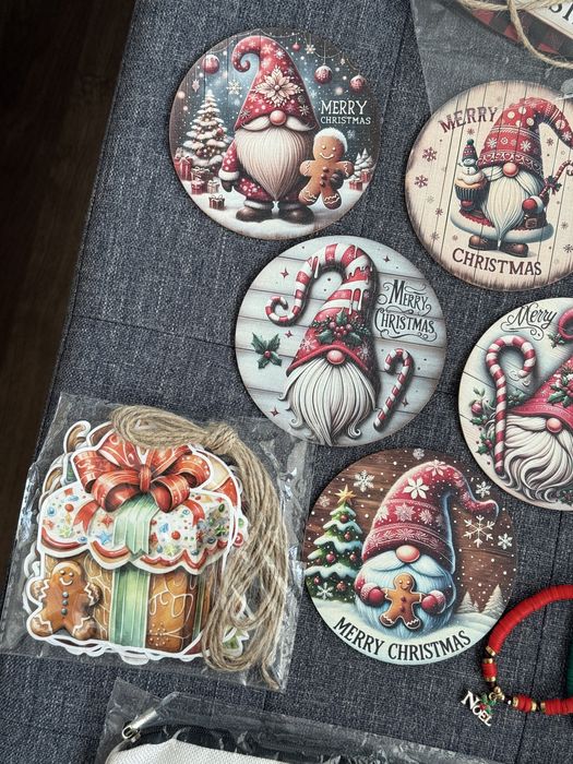 Коледни гривни, коледен несесер и коледни декорации