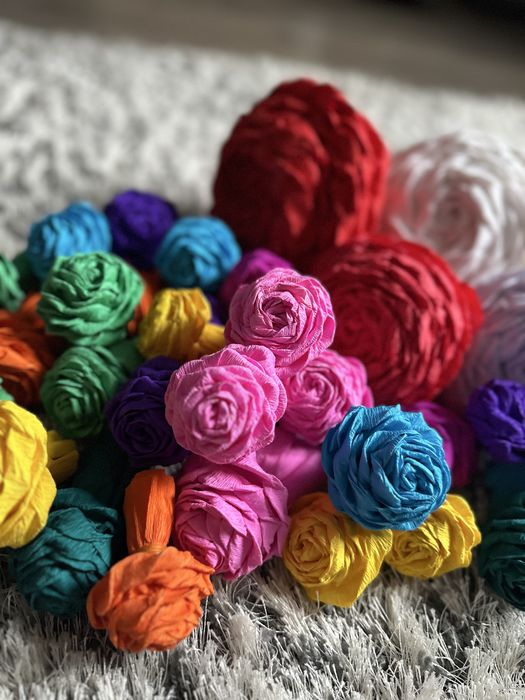 Flori de hârtie creponată și decorațiuni pentru bradul de nuntă