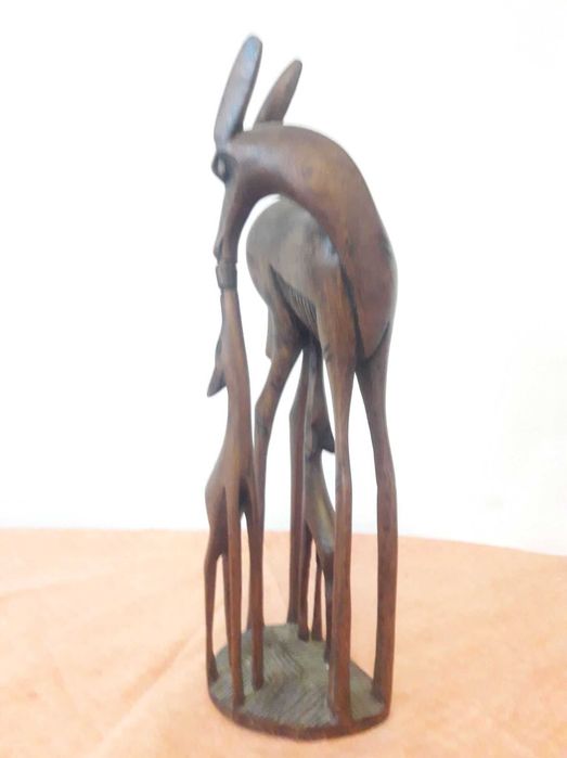 Statuie din lemn sculptat cu trei piese