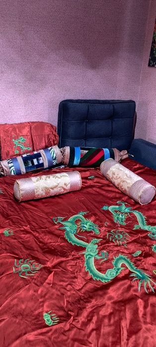 Подушки валики ,набиты синтепоном, покрывало " пазлы" ,наволочка