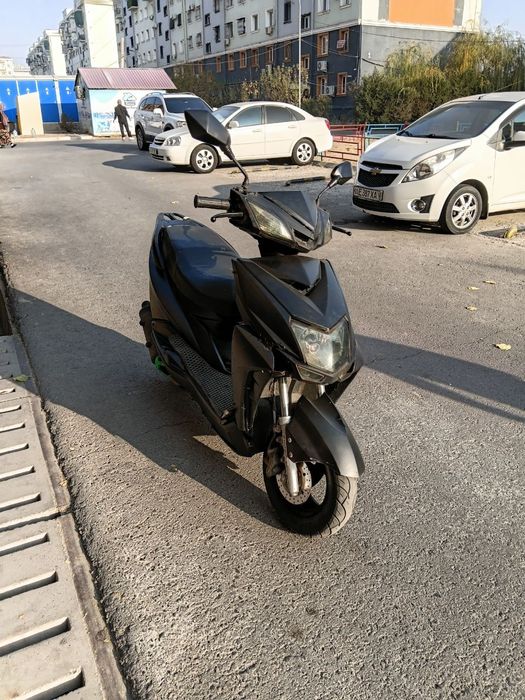 Skuter sotiladi mustang