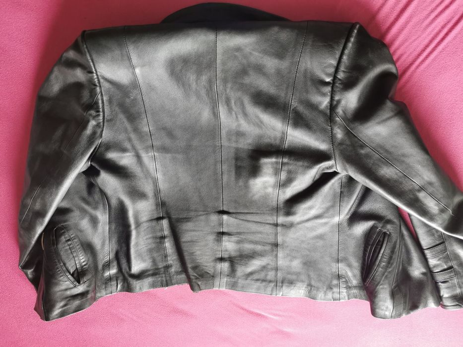 Дамско кожено яке.