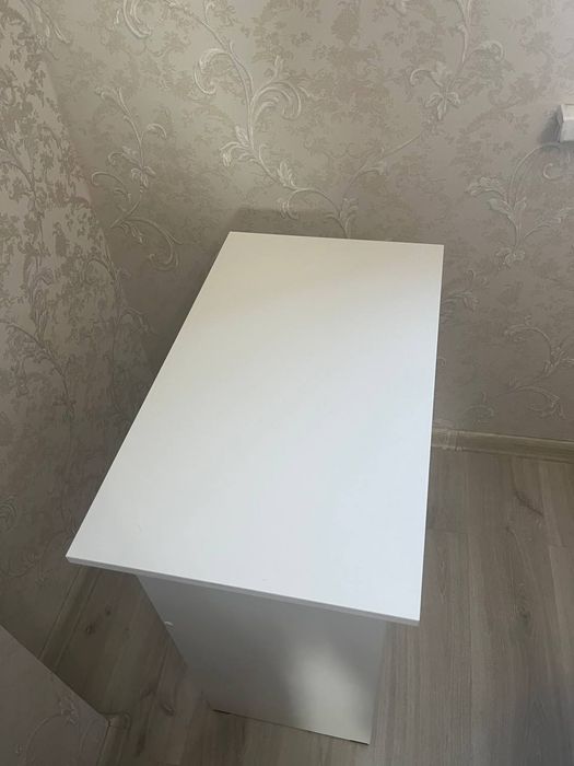 Стол белый 68x40