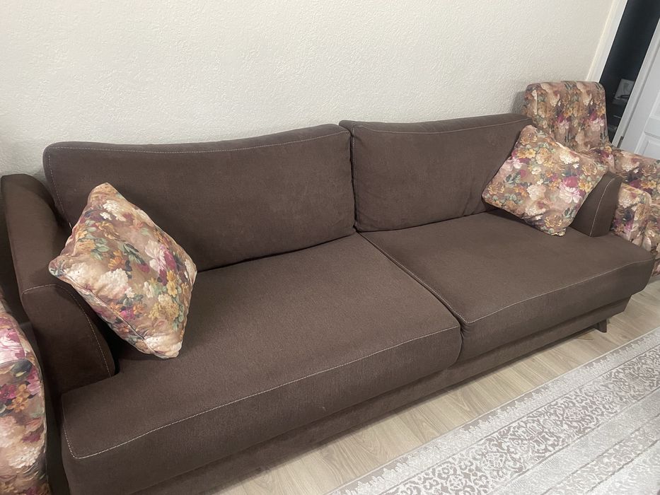 Продается диван с двумя креслами