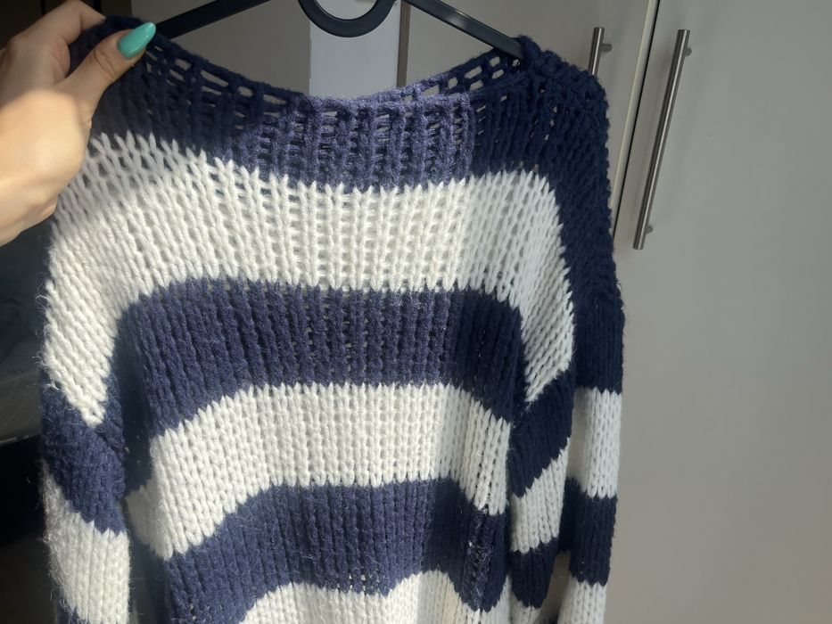 Пуловер на тъмносини и бели ленти/15евро/С размер/Отлично състояние
