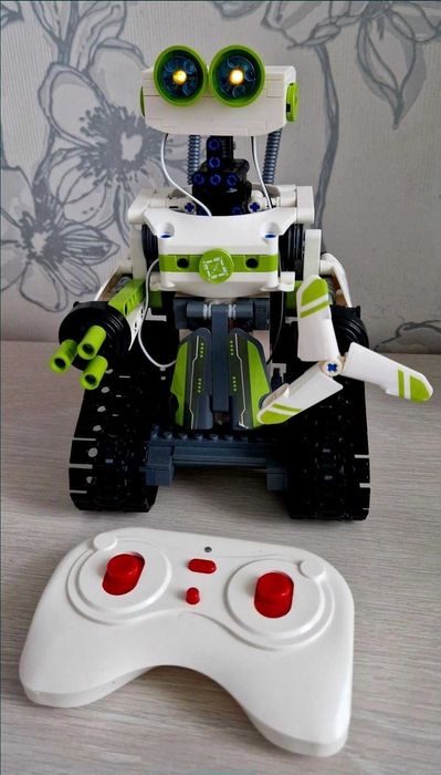Cada bot programabil  +8 LEGO