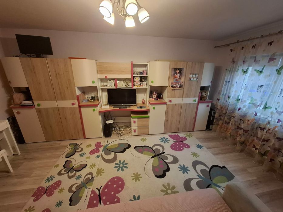 Vand mobila si covoare .