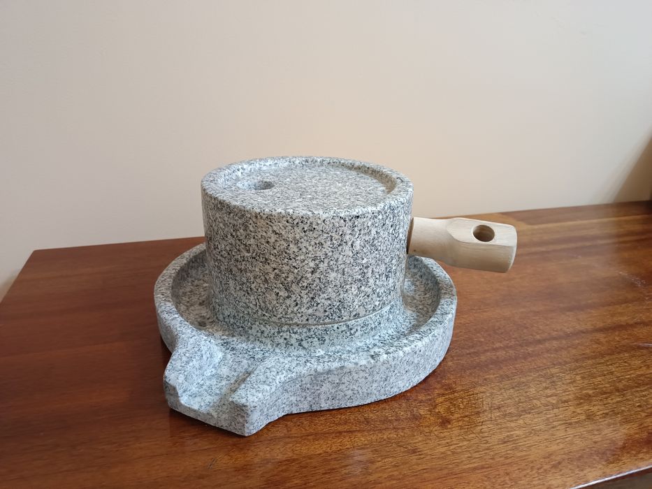 Мельница каменная, жернова