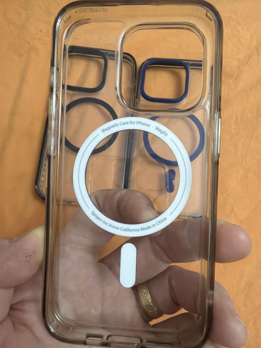 3 huse iPhone 15 Pro MagSafe – 1 Spigen + 2 transparente – stare bună