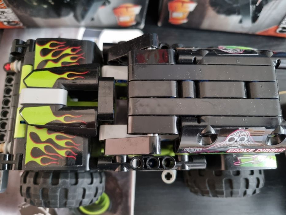 2 Seturi LEGO Technic - 42118 & 42134