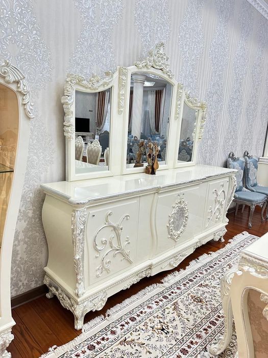 Гостиный гарнитур и стол со стульями