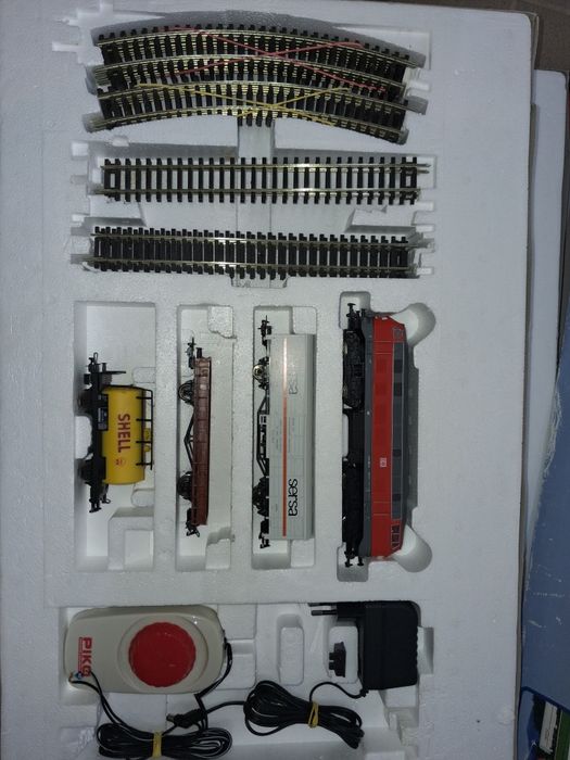 Set trenulet electric piko scara H0
1 locomotiva, lumini fronta