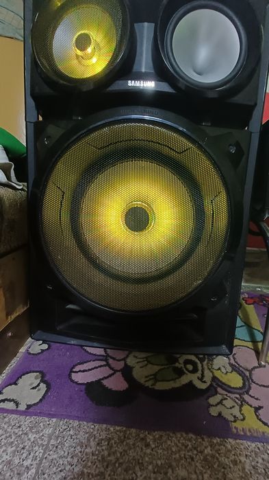 Boxe samsung FS9000 de vinzare in stare foarte bună are un bass extrao